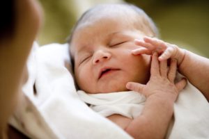 Как справиться с икотой у новорожденного